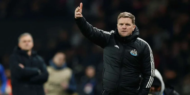 Eddie Howe Kritik VAR: Wasit Terlalu Bergantung Teknologi